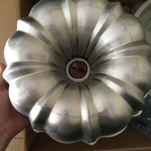 Metal Bundt cake pan